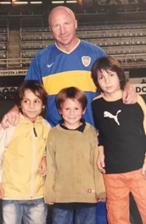 Childhood picture of Alexis Mac Allister with his brothers and father Carlos Mac Allister.